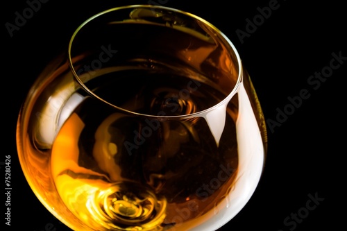 Φωτογραφία snifter of brandy in elegant glass with space for text