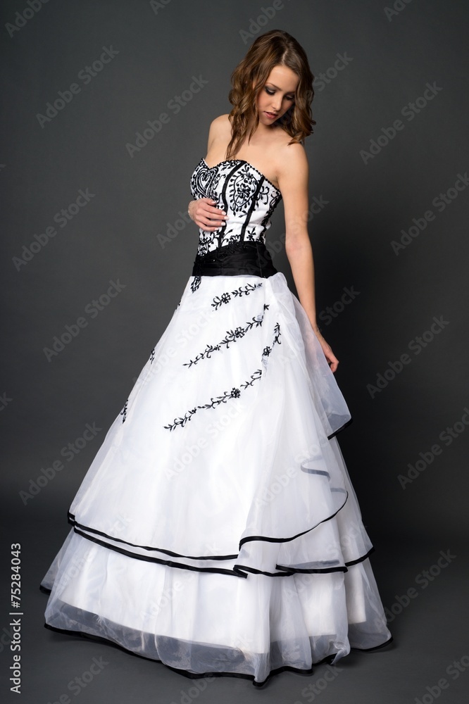 hübsche Frau in einem Hochzeitskleid hübsche Frau in einem Hochzeitskleid