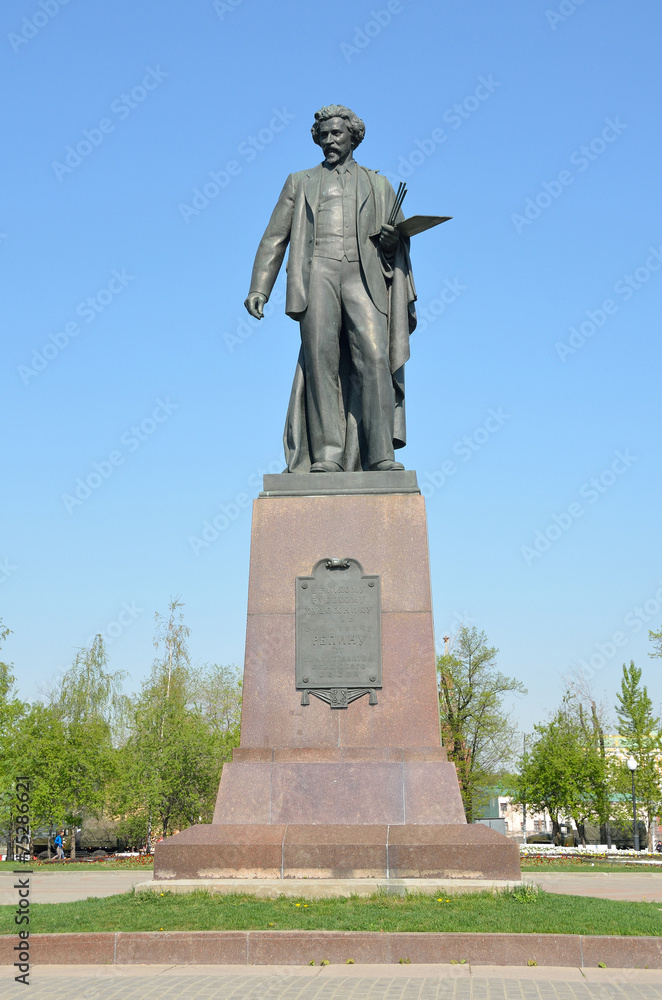 Памятник И.Е. Репину в Москве на Болотной площади