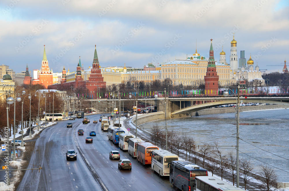 Fototapeta premium Москва, кремль, движение по Пречистенской набережной зимой