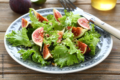 Fresh salad with figs and lettuce