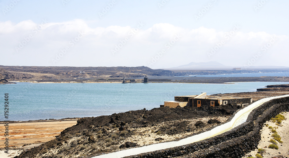 Canalización en las Salinas de Janubio, Lanzarote Canalización en las Salinas de Janubio, Lanzarote