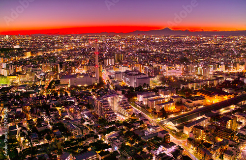 東京の夕暮れと富士山