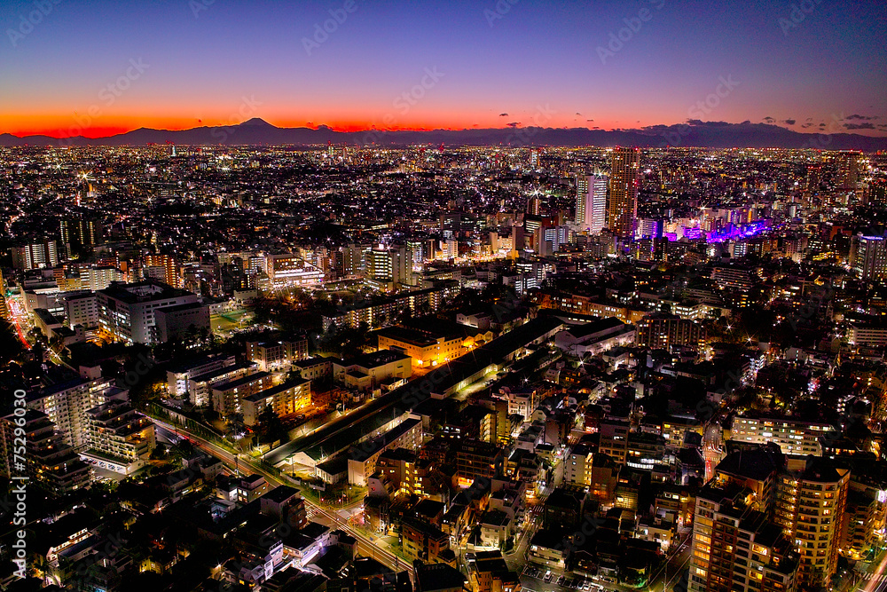 Fototapeta premium 東京の夕暮れと富士山