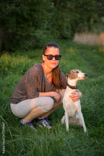 Dziewczyna z chartem angielskim