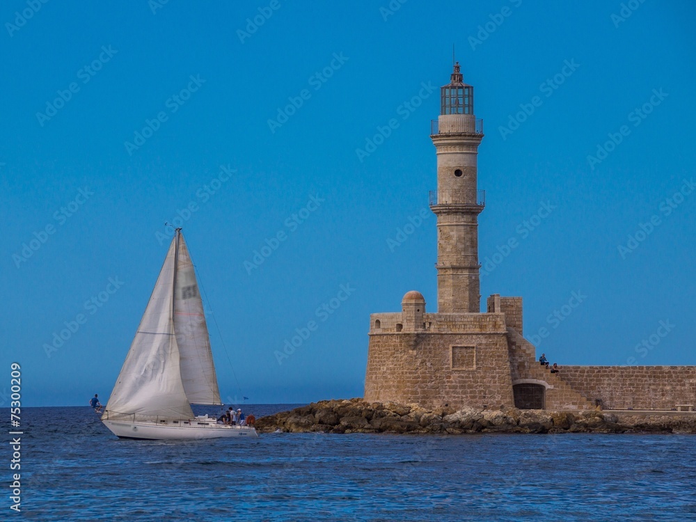Segelboot am Leuchtturm von Chania auf Kreta