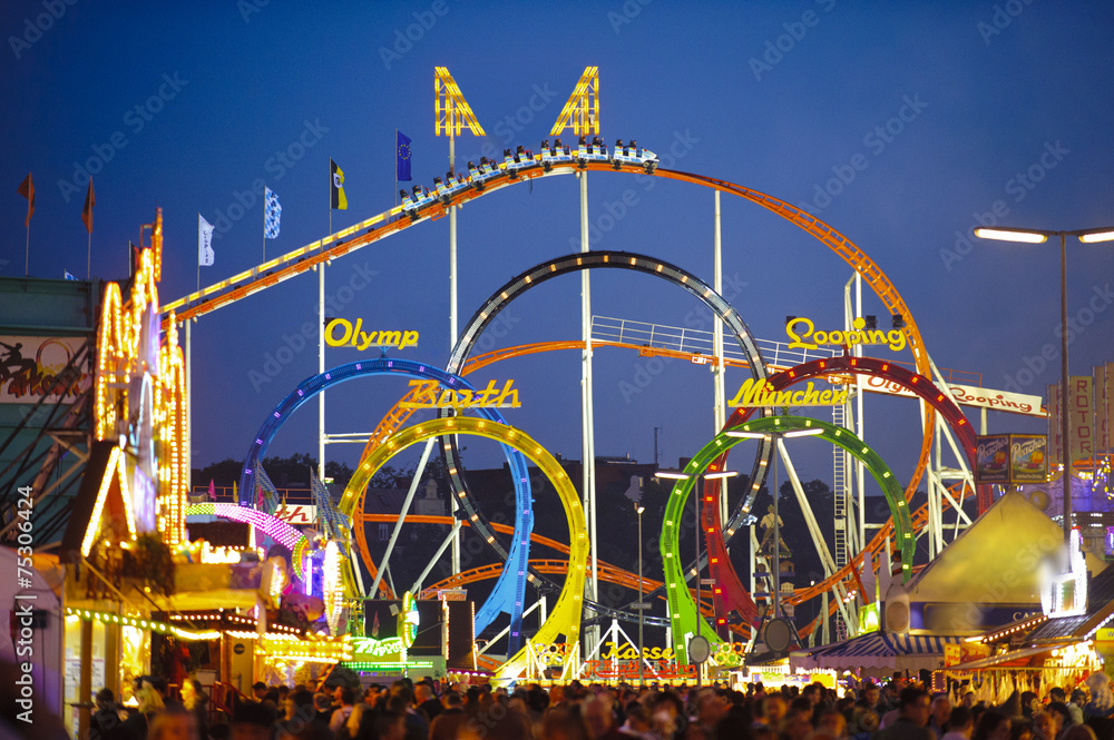 Obraz premium Achterbahn auf dem Oktoberfest in München