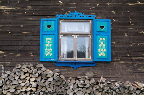 niebieskie rzeźbione okiennice
