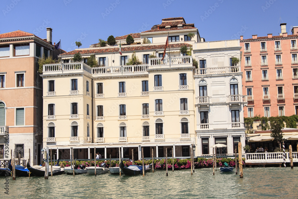 Blick auf Häuserfassaden in Venedig