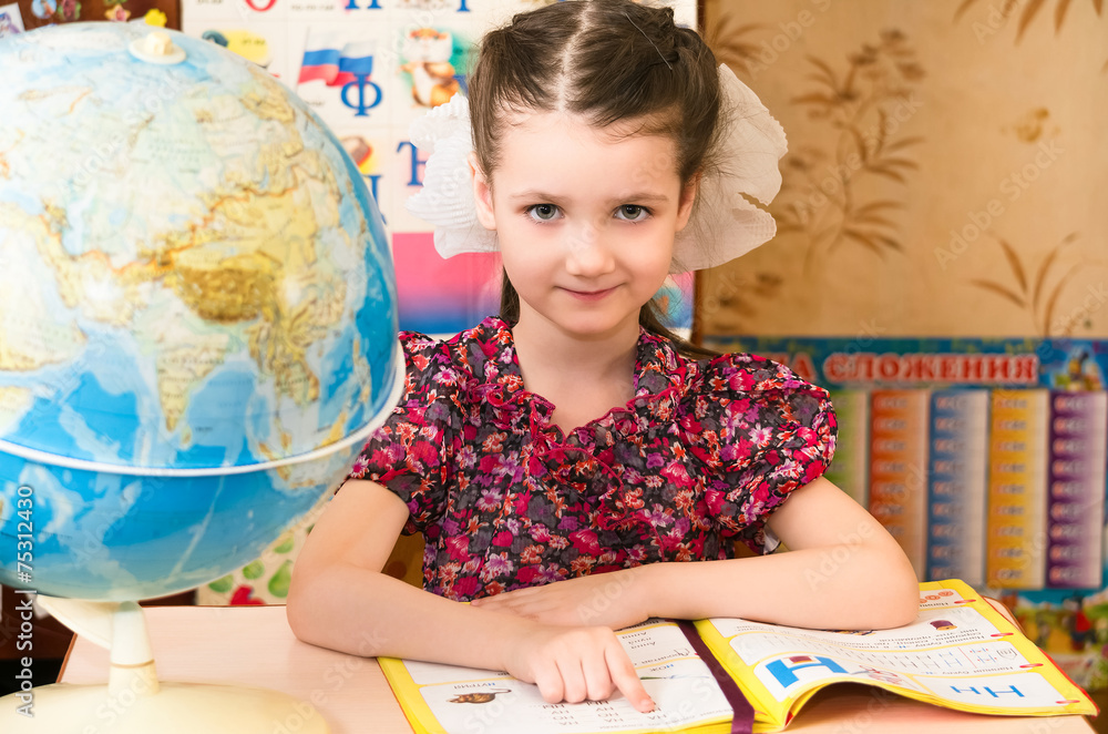 Девочка за школьным столом. Stock-Foto | Adobe Stock