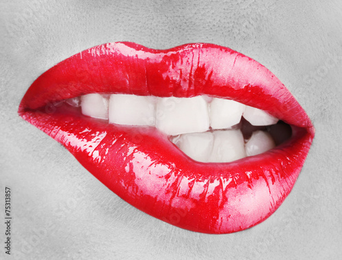 Piękny makijaż ust w kolorze glamour w kolorze czerwonym i błyszczącym