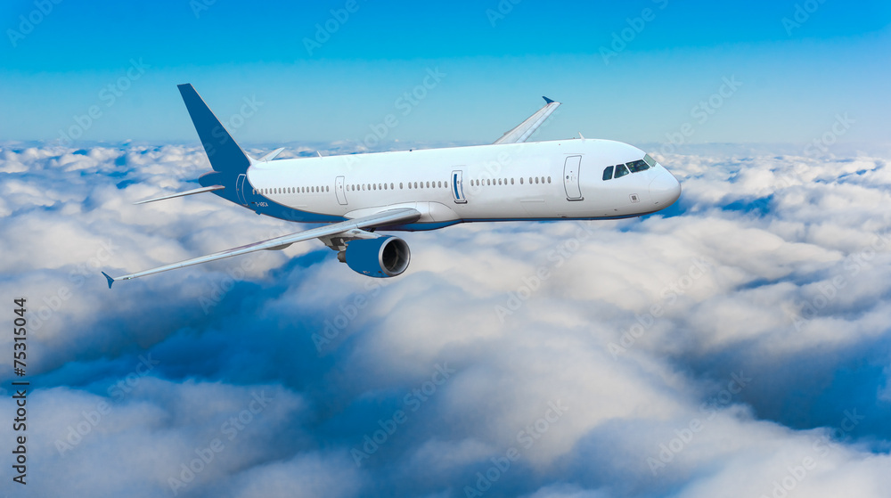 Fototapeta premium Samolot pasażerski lecący nad chmury dramatyczne