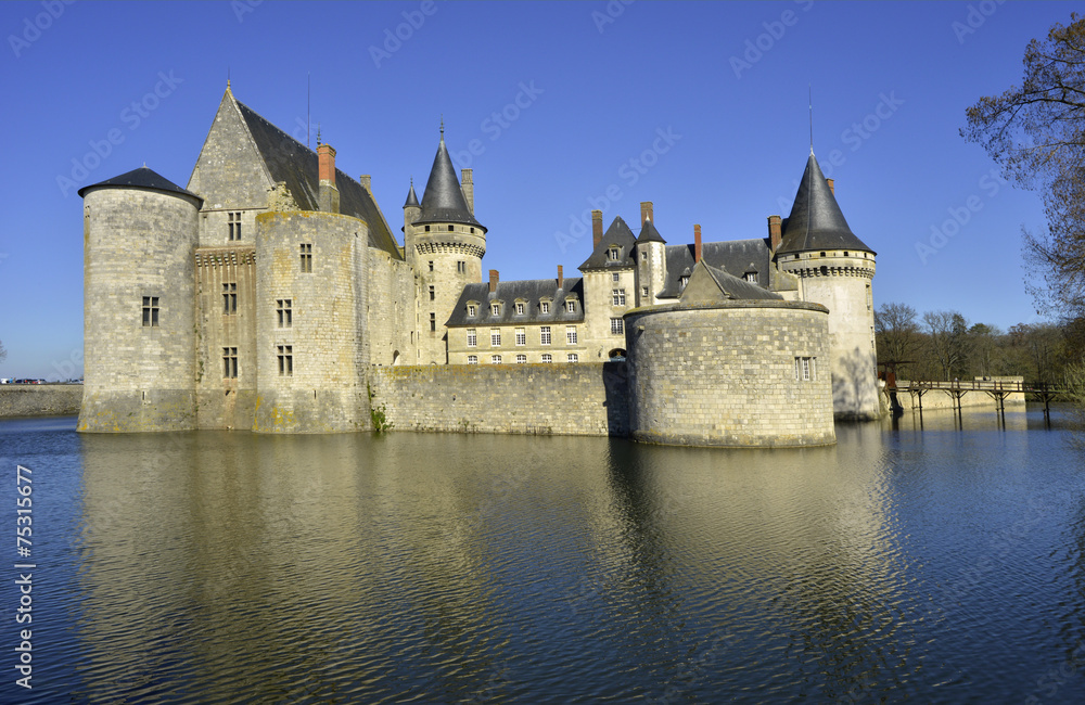 Château de Sully-sur-Loire (45600) sur l'eau, département du Loiret, en région Centre-Val de Loire, France Château de Sully-sur-Loire (45600) sur l'eau, département du Loiret, en région Centre-Val de Loire, France