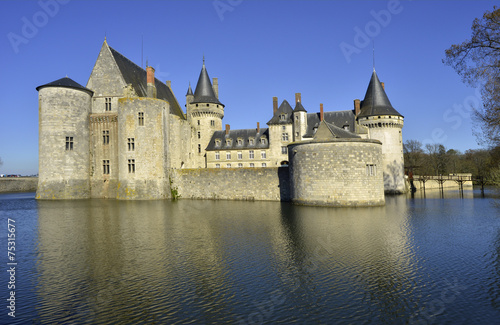 Château de Sully-sur-Loire (45600) sur l'eau, département du Loiret, en région Centre-Val de Loire, France