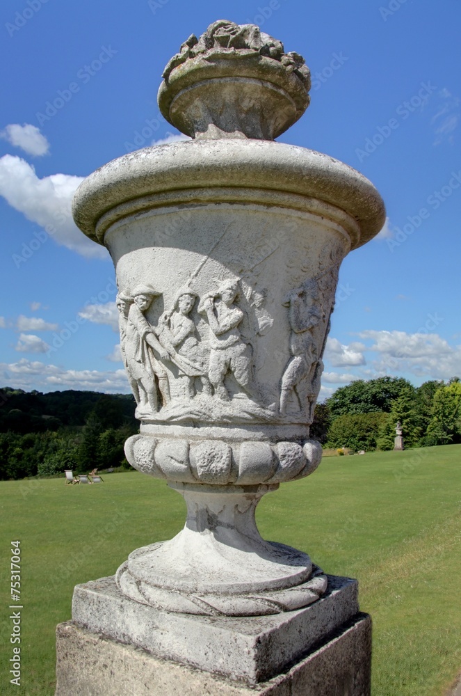 Obraz premium statue dans un jardin anglais