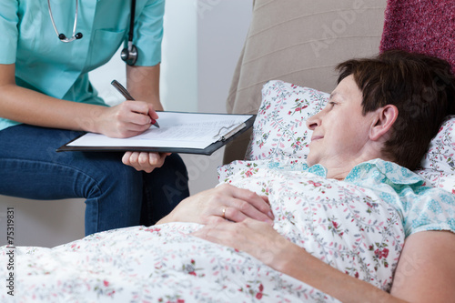 Fotografía Adult woman talking with doctor