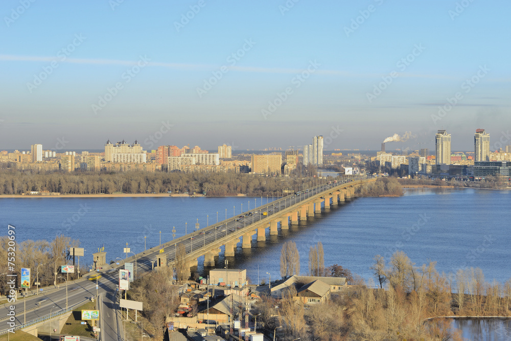 Вид на Днепр и мост Патона в Киеве, Украина.	