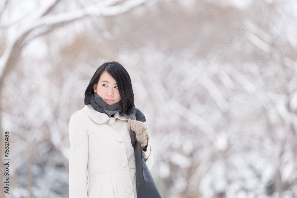 雪景色と若い女性