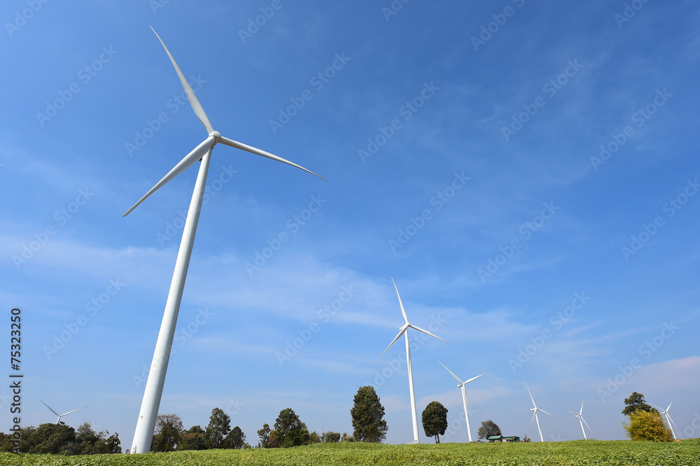 Fototapeta premium turbina wiatrowa na tle pochmurnego nieba