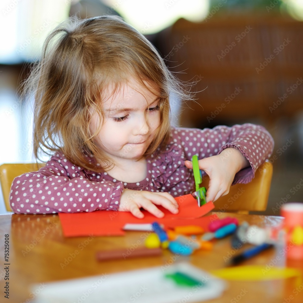 Little preschooler girl cutting paper Stock-Foto | Adobe Stock