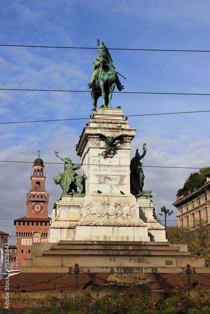 Blick auf Statue von Garibaldi vor Schloss Sforzesco (Mailand)