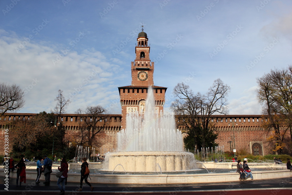 Springbrunnen und Schloss am Piazza Castello in Mailand