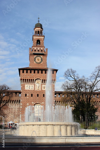 Springbrunnen vor dem Castello Sforzesco in Mailand (Italien)