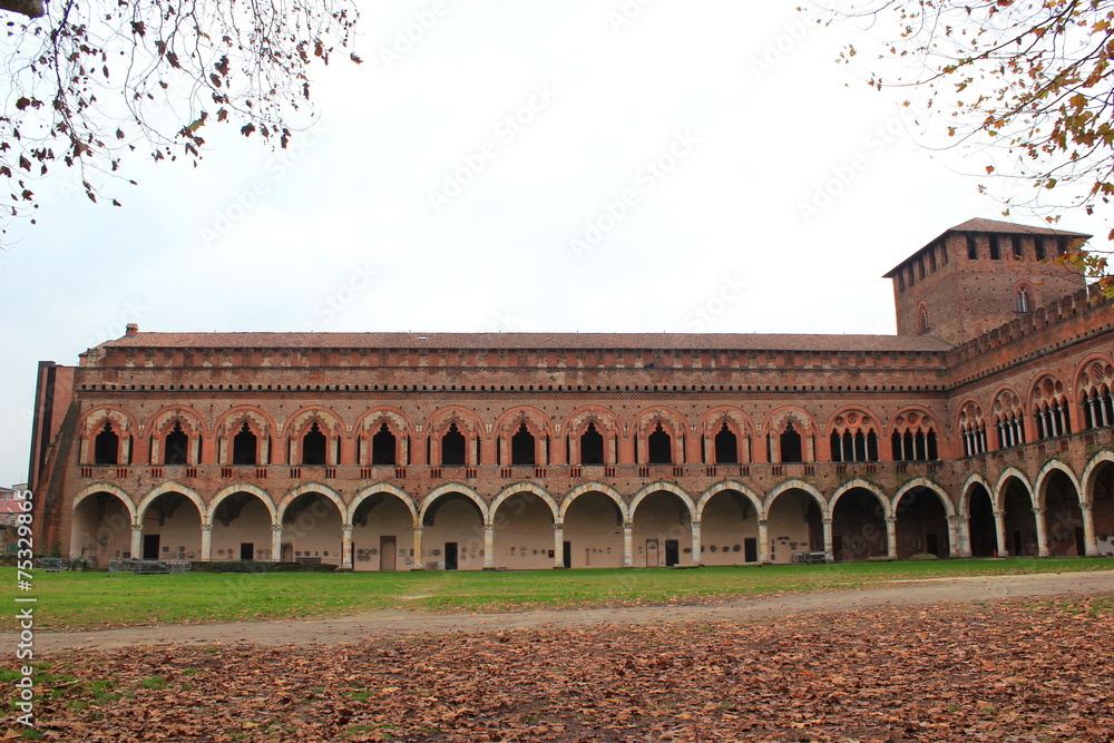 Obraz premium Der Innenhof des berühmten Schloss Visconteo in Pavia