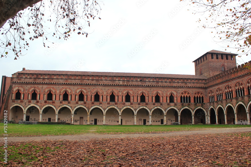 Innenhof und Arkaden des Castello Visconteo in Pavia