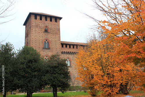Das berühmte Schloss "Castello Visconteo" in Pavia im Herbst