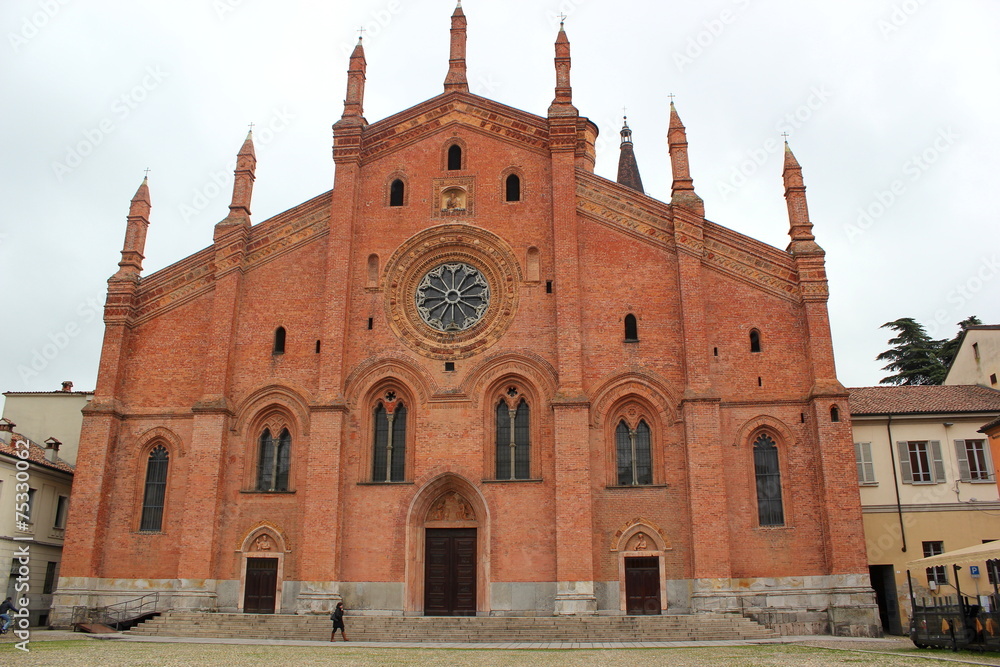Die Fassade der Karmelitenkirche in Pavia (Italien)