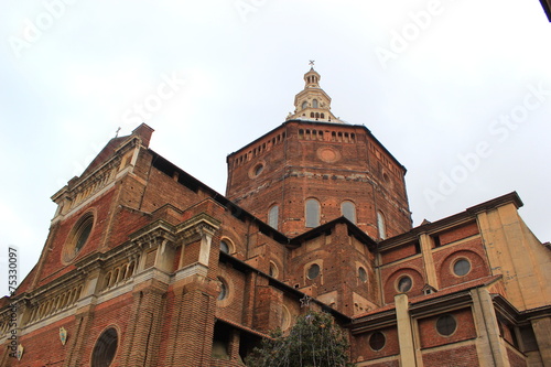 Blick auf die imposante Kuppel des berühmten Doms von Pavia