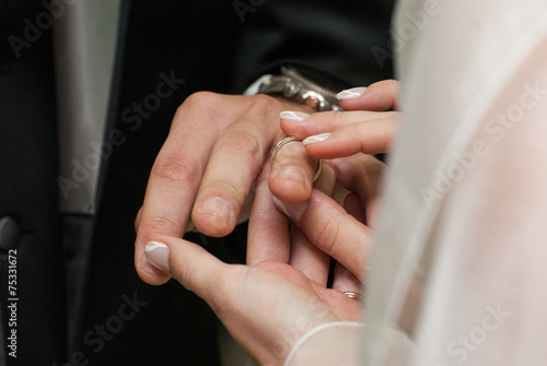 Scambio degli anelli matrimoniali photo