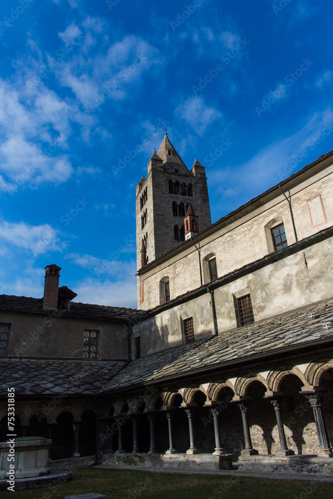 Fototapeta premium chiostro e la torre campanaria