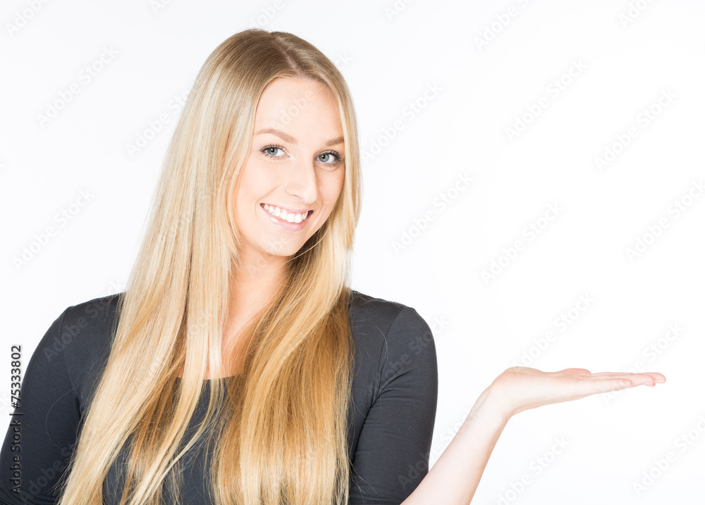 junge Frau präsentiert auf Handfläche junge Frau präsentiert auf Handfläche