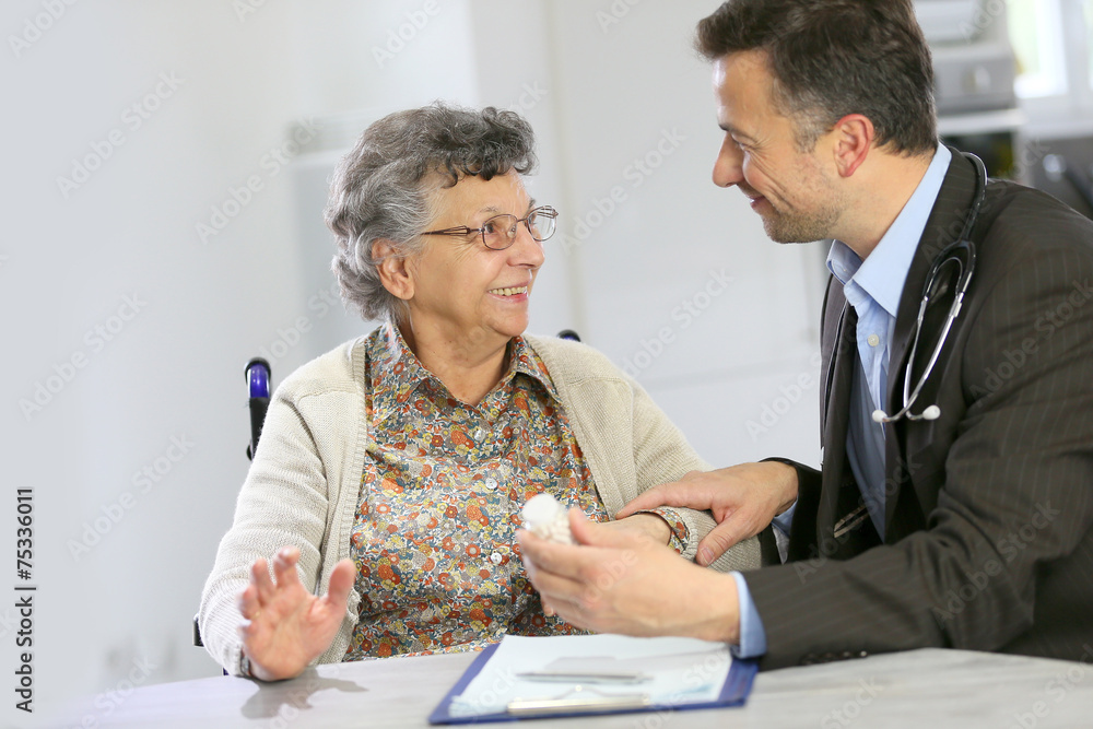 Obraz premium Doctor visiting elderly patient at home