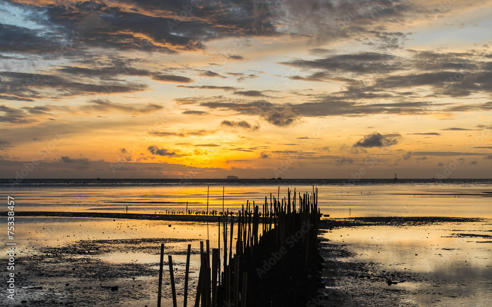 Fototapeta premium Dawn at the seaside when low tide