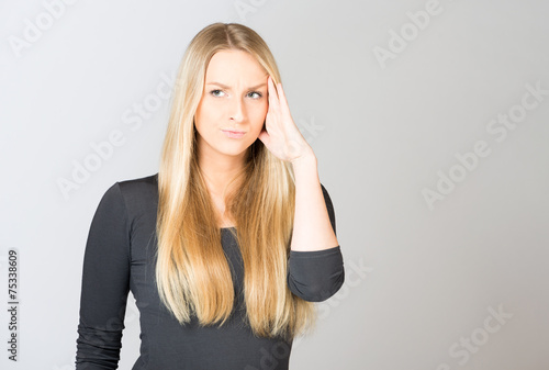 Wallpaper Mural Junge Frau hat Kopfschmerzen Torontodigital.ca