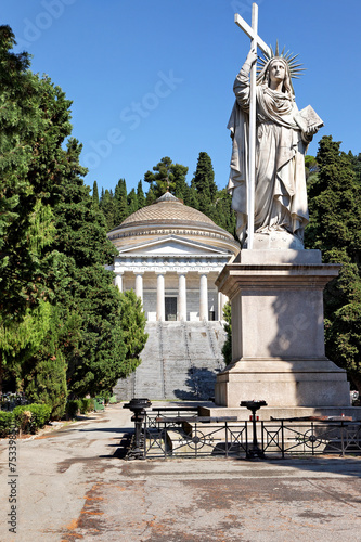 Pantheon mit Statue, Cimitero di Staglieno, Genua photo