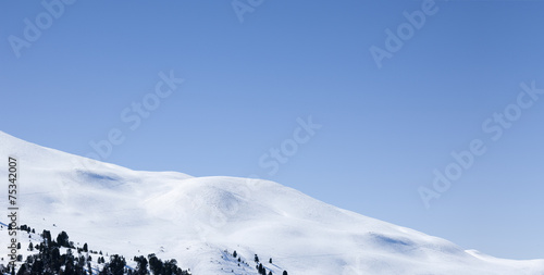 Schneelandschaft vor blauem Himmel