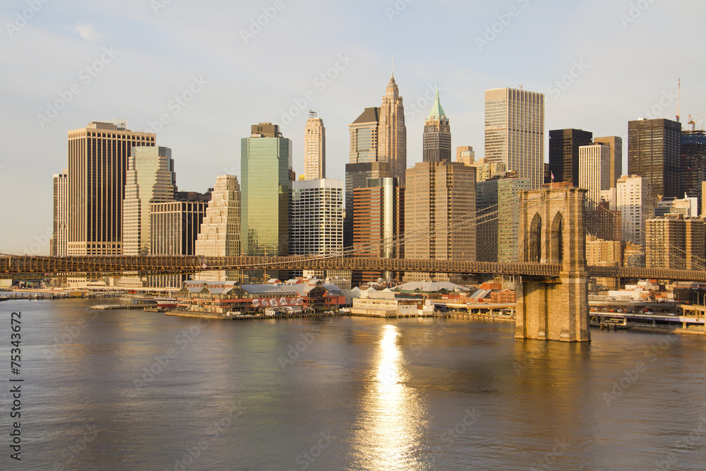 Fototapeta premium Brooklyn Bridge in sunrise with Lower ManhattanUSA