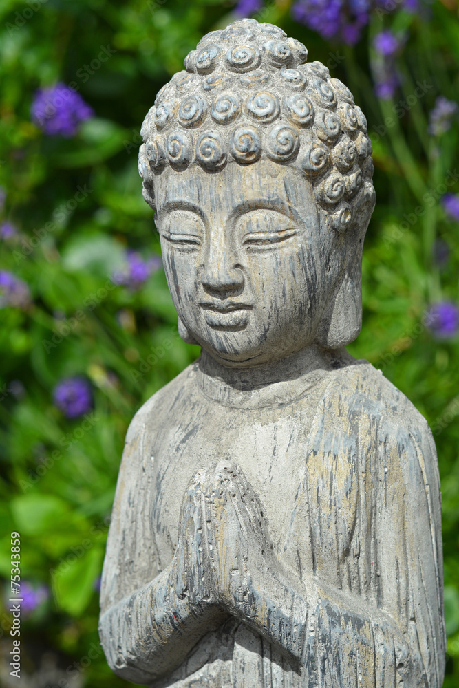 Stenen Boeddhabeeld in lavendeltuin