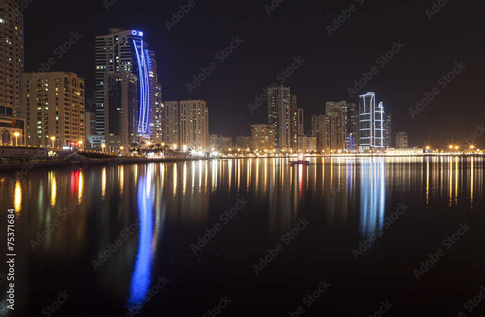Fototapeta premium Ночной город. Лагуна Халид. Шарджа.