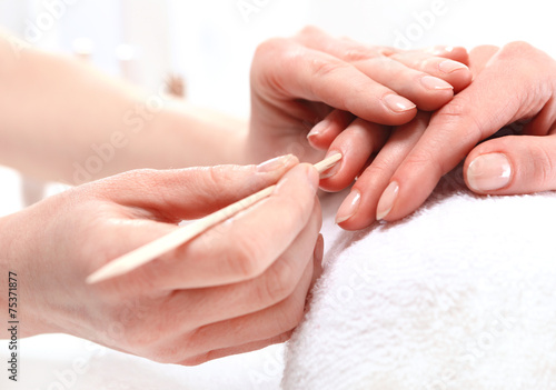 Odpychanie sk  rek przy paznokciu  manicure