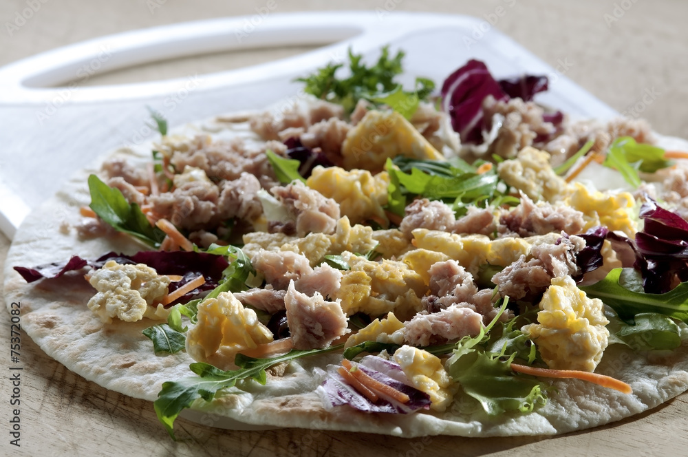 flatbread with tuna eggs and lettuce flatbread with tuna eggs and lettuce
