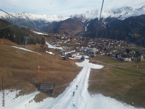 Abfahrt auf einer Skipiste bei Schneemangel photo