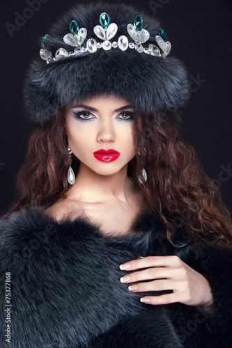 Fototapeta Naklejka Na Ścianę i Meble -  Beauty Fashion Model Girl in Fur Coat. Diamond jewelry. Beautifu