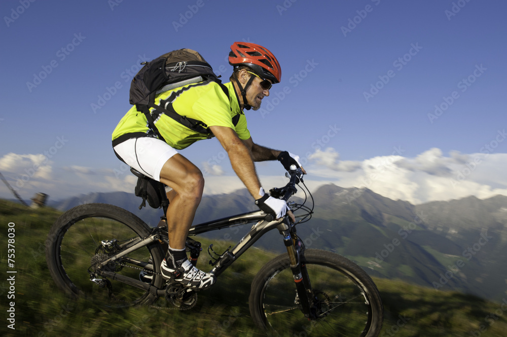 Fototapeta premium blurred mountainbike downhill