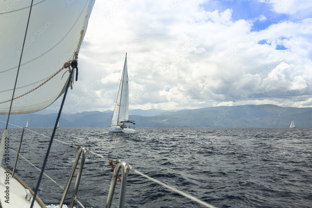Obraz premium Sailing yacht on the race in a stormy sea.