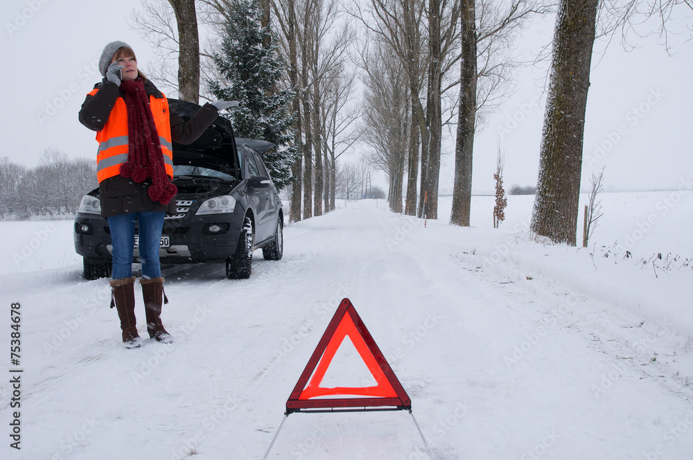 Obraz premium Junge Frau hat Autopanne im Winter